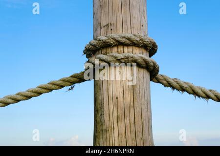 Poteau en bois avec corde sur la côte de la mer du Nord, Basse-Saxe, Allemagne Banque D'Images