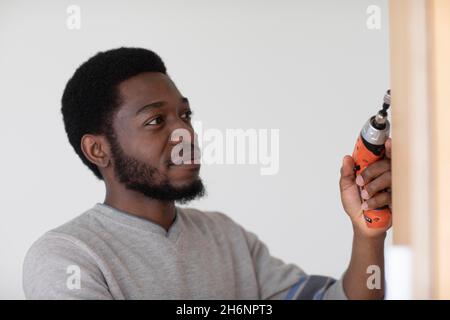 Jeune homme, étudiant, fait un déménagement à un autre plat Banque D'Images