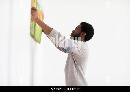 Jeune homme, étudiant, fait un déménagement à un autre plat Banque D'Images