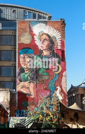 Fresque murale « sans peur » dans le quartier commerçant de Glasgow pour célébrer la participation internationale à la COP 26, conférence sur le climat de Glasgow Banque D'Images