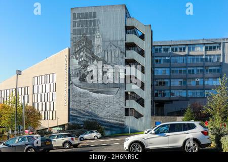 Murale représentant des parties de la ville de Glasgow et des disciplines enseignées à l'Université de Strathclyde, Glasgow, Écosse, Royaume-Uni Banque D'Images