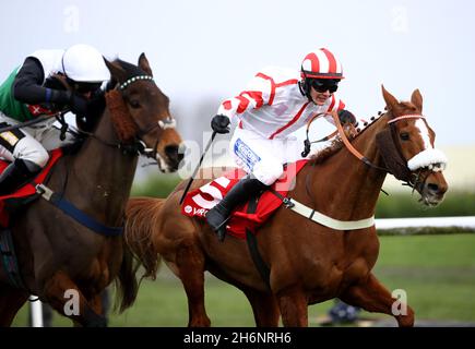 Photo du dossier datée du 06-03-2021 de Red Infantry, monté par Charlie Todd (à droite).Le gagnant de course et de distance Red Infantry pourrait bien courir à des chances de récompense dans les 2.50 à Warwick - 1pt à chaque sens.Date de publication : le mercredi 17 novembre 2021. Banque D'Images