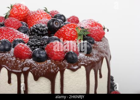 Gâteau aux baies, avec fraises, framboises, bleuets et mûres, crème au beurre,gâteau de mariage, sauce au chocolat Banque D'Images