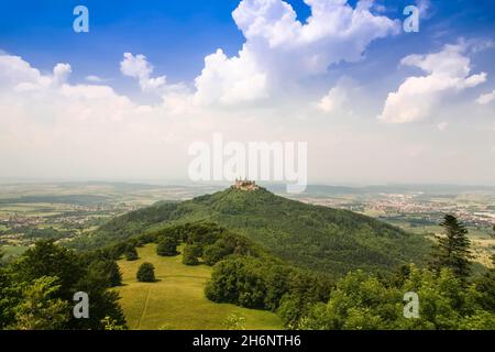 Château de Hohenzollern, Zollerberg, vue de la corne de Zeller sur la crête d'Alb près de Hechingen, Zimmern, Bade-Wurtemberg, Allemagne Banque D'Images