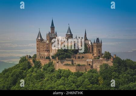 Château de Hohenzollern, vue depuis la Corne de Zeller sur l'Albtrauf près de Hechingen, Zimmern, Baden-Wuerttemberg, Allemagne Banque D'Images