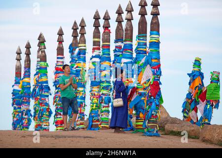 Femme, 41 ans, en costume traditionnel priant au cap Shaman, Khuzhir, île Olkhon, parc national Pribaikalsky, province d'Irkoutsk,Sibérie Banque D'Images