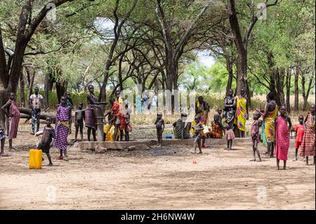 Enfants de la tribu Toposa au puits d'eau, Equatoria de l'est, Soudan du Sud Banque D'Images