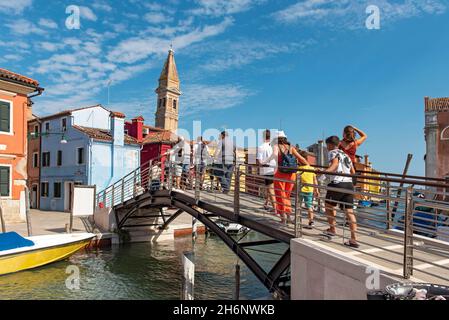 Pont sur le canal avec la Tour penchée de l'église de San Martino, Burano, Venise, Italie Banque D'Images