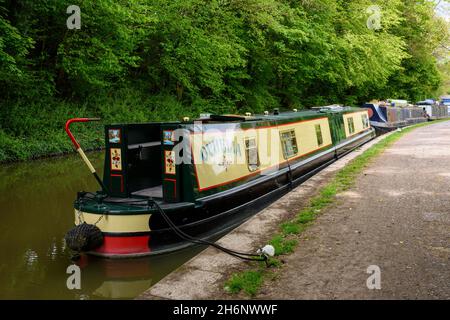 Barges sur le canal Kennet et Avon entre Bradford et Avon et Bath dans le Wiltshire, Angleterre, Grande-Bretagne Banque D'Images