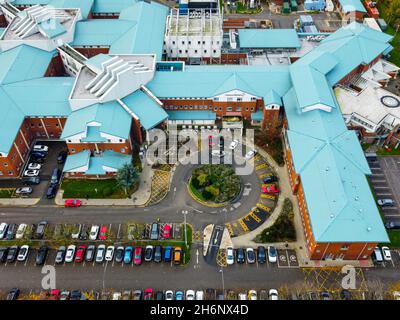 Vue aérienne des suites de l'explosion à l'hôpital pour femmes de Liverpool qui a tué une personne et en a blessé une autre dimanche.Le terroriste présumé Emad Al Swealmeen, 32 ans, est décédé après l'explosion de l'appareil dans un taxi peu avant 11 heures le dimanche du souvenir.Date de la photo: Mercredi 17 novembre 2021. Banque D'Images