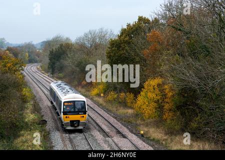 Train diesel de classe 165 de Chiltern Railways à l'automne, Shrewley, Warwickshire, Royaume-Uni Banque D'Images