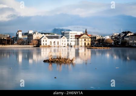 Tjörnin est un petit lac en vue dans le centre de Reykjavík, la capitale de l'Islande.La plupart des visiteurs de la ville passent le long de sa rive. Banque D'Images