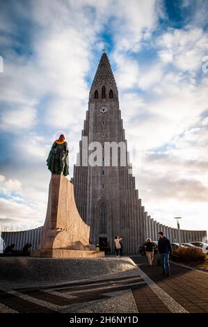 Hallgrímskirkja est une église paroissiale luthérienne de Reykjavík, en Islande.À 74.5 mètres de haut, c'est la plus grande église d'Islande. Banque D'Images