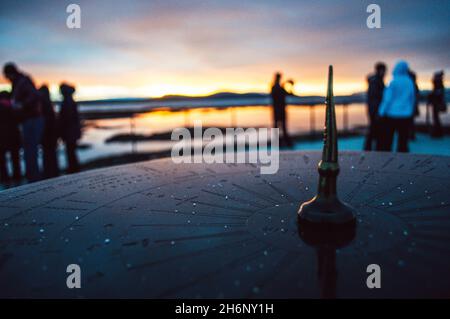 Boussole Sundial en islande en hiver. Système de navigation traditionnel dans le parc national de Thingvellir. Banque D'Images