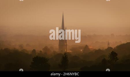 Vue sur l'église et la ville éloignées le matin Banque D'Images