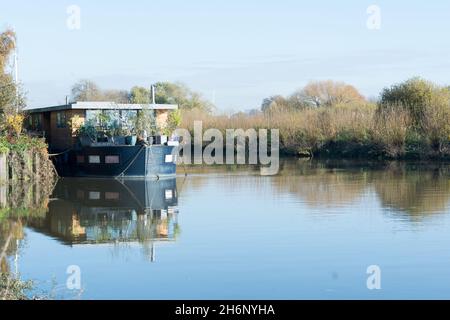 Une luxueuse péniche dans un emplacement de choix à Chiswick Draw Dock, en face de Chiswick Eyot, sud-ouest de Londres, Angleterre, Royaume-Uni Banque D'Images