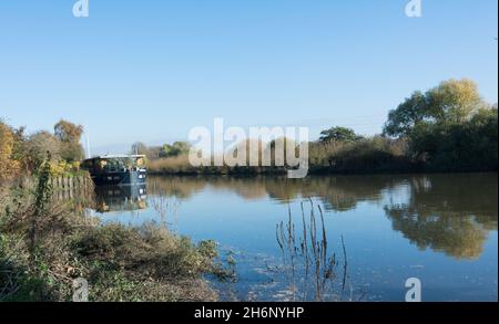 Une luxueuse péniche dans un emplacement de choix à Chiswick Draw Dock, en face de Chiswick Eyot, sud-ouest de Londres, Angleterre, Royaume-Uni Banque D'Images