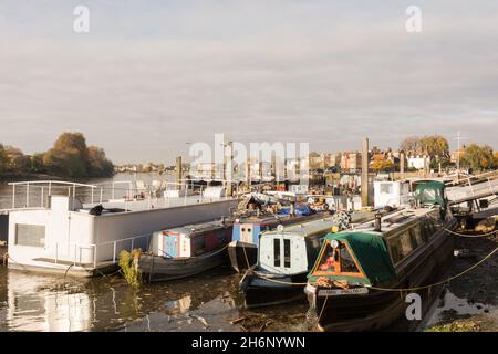 Péniche amarrée sur la Tamise à Hammersmith, Lower Mall, Furnival Gardens, Hammersmith, Londres,Angleterre, Royaume-Uni Banque D'Images