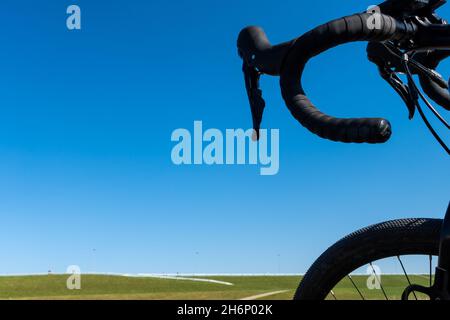 Équipement de vélo en gravier et leviers de frein sur fond bleu ciel.Partez à l'aventure sur un vélo gravelike.Photo prise lors d'une belle journée ensoleillée. Banque D'Images