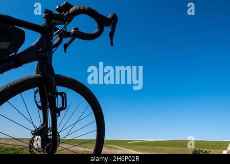 Silhouette de vélo de gravier sur fond. Du ciel bleu aventure sur un vélo gravelike.Photo prise lors d'une belle journée ensoleillée. Banque D'Images