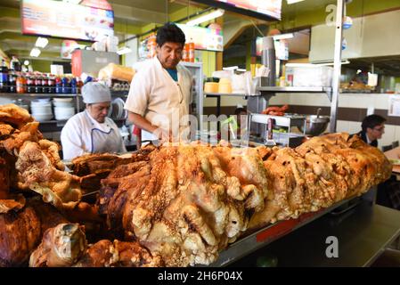 ÉQUATEUR, LA VILLE DE QUITO, MARCHÉ DANS LE QUARTIER HISTORIQUE : PORC GRILLÉ Banque D'Images