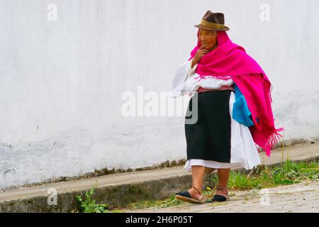 EQUATEUR, VILLAGE MARIANA ACOSTA PRÈS DE QUITO, VIEILLE FEMME Banque D'Images