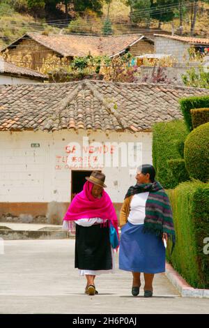 ÉQUATEUR.MARIANA ACOSTA VILLAGE PRÈS DE L'IBARA, DANS LE NORD DU PAYS.FEMMES ÉQUATORIENNES Banque D'Images