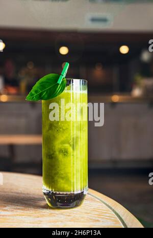 attention sélective. cocktail de l'auteur pour le menu du restaurant à l'intérieur.À base de fruits verts Banque D'Images