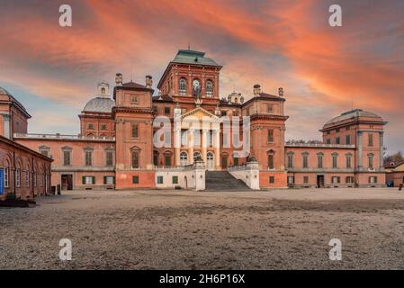 Racconigi, Cuneo, Piémont, Italie - 16 novembre 2021 : le château royal de Racconigi (XIVe-XVIIIe siècle) demeure royale d'été de la famille savoyarde. c Banque D'Images