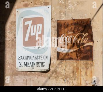 7 up et Coca Cola, affichage des boissons non alcoolisées dans la ville abandonnée de Varosha, Famagousta, dans le nord de Chypre Banque D'Images