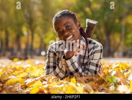 Portrait de la jeune belle femme brune posant dans le parc d'automne Banque D'Images