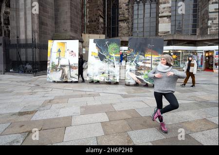 Cologne, Allemagne.17 novembre 2021.Les activistes du climat portent le tableau 'Das Gro?e Gelingen' de 2021 par le couple d'artistes Helge & Saxana à travers Cologne vers Art Cologne.L'action vise à démontrer contre la démolition du village de Lützerath, menacé par la mine de lignite à ciel ouvert Garzweiler.Credit: Federico Gambarini/dpa/Alay Live News Banque D'Images