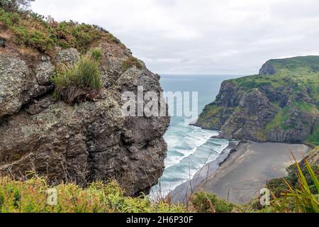 Te Ahua point, Mercer Bay depuis le point d'observation de Comans Track à Karekare, Auckland, Nouvelle-Zélande Banque D'Images