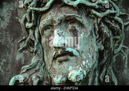 Détail d'une statue de Jésus abîmé portant la couronne d'épines. Banque D'Images