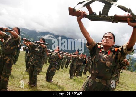 Les femmes qui sortent de l'armée.Népal. Banque D'Images