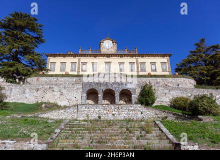 Europe, Toscane, San Donato à Collina, Fattoria Torre a Cona Tuscan Wine Estate avec le manoir historique Banque D'Images