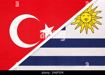 Turquie et Uruguay, symbole du pays.Drapeaux nationaux turc contre uruguayen. Banque D'Images