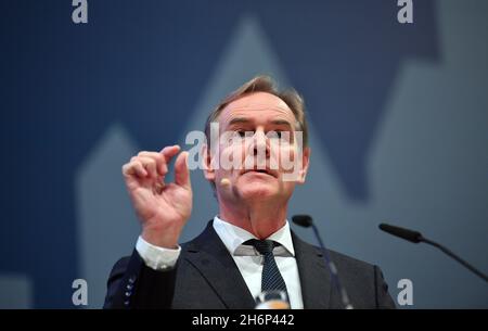 17 novembre 2021, Thuringe, Erfurt: Burkhard Jung (SPD), Maire de Leipzig et Président de l'Association des villes allemandes, s'adresse aux participants à l'Assemblée générale annuelle de l'Association des villes allemandes.La devise de l'Association allemande des villes est "ce qui fait la vie.Les villes en Allemagne ».Environ 800 délégués et invités de nombreuses villes d'Allemagne se réuniront du 16 au 18 novembre.L'Association allemande des villes représente les intérêts de toutes les villes indépendantes et de la plupart des villes appartenant à un district.Environ 3,200 villes et municipalités avec environ 53 moulins Banque D'Images