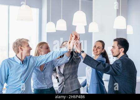 L'équipe d'affaires qui donne les grands fives gestuelle applaudissent la réussite. Banque D'Images