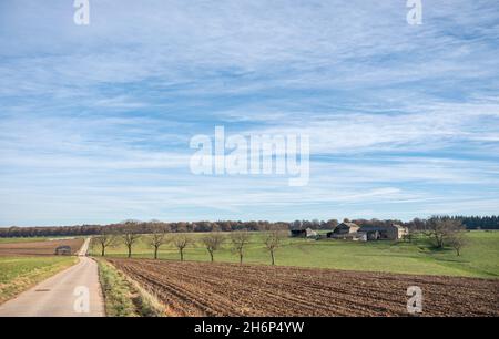 champ labouré avec prairie et ancienne ferme dans les ardennes belges près de namur Banque D'Images