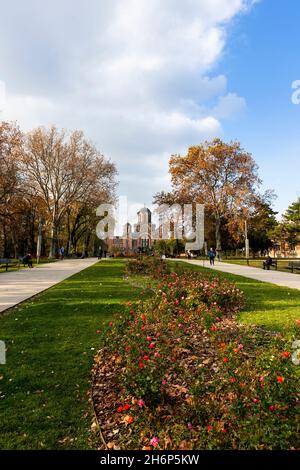 BELGRADE, Serbie - 15 novembre 2021 - Église Saint-Marc (crkva Svetog Marka en serbe).Église orthodoxe située dans le parc de Tasmajdan à l'été Banque D'Images