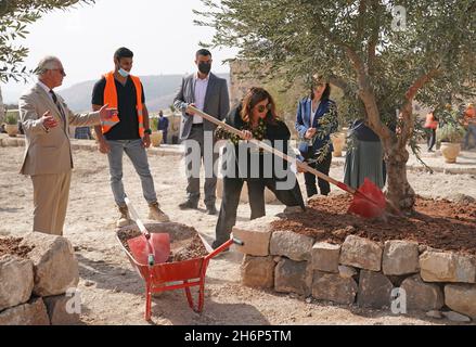 Le Prince de Galles (à gauche) observe que la princesse Dana Firas (à droite) plante un arbre lors d'une visite à pied d'Umm Qais en Jordanie, le deuxième jour de sa visite du Moyen-Orient avec la duchesse de Cornouailles.Date de la photo: Mercredi 17 novembre 2021. Banque D'Images