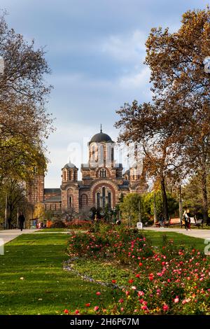 BELGRADE, Serbie - 15 novembre 2021 - Église Saint-Marc (crkva Svetog Marka en serbe).Église orthodoxe située dans le parc de Tasmajdan à l'été Banque D'Images