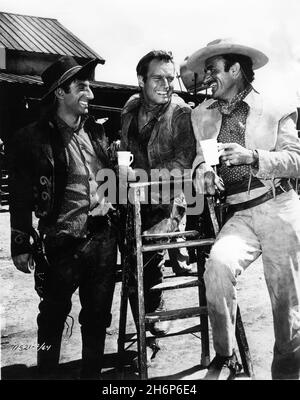 JAMIE FARR CHARLTON HESTON et GILBERT ROLAND sur le terrain de tournage candid en Arizona pendant le tournage de TROIS PERSONNES VIOLENTES 1956 réalisateur RUDOLPH MATE / MATÉ costume design Edith Head Paramount Pictures Banque D'Images