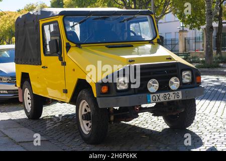 Castelo Branco, Portugal - novembre 12 2021: UMM Transcat 4x4 camion en jaune vif garée sur le côté de la route à Castelo Branco Portugal Banque D'Images