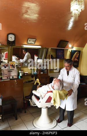 ÉQUATEUR, LA VILLE DE QUITO.SALON DE COIFFURE - SALON DE COIFFURE Banque D'Images