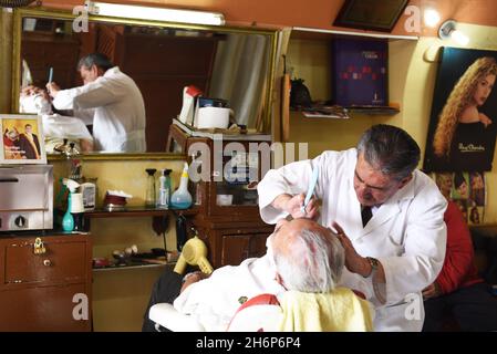 ÉQUATEUR, LA VILLE DE QUITO.SALON DE COIFFURE - SALON DE COIFFURE Banque D'Images