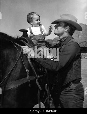 CHARLTON HESTON avec son fils FRASER HESTON, âgé d'un an, sur place, a fait du candial en Arizona pendant le tournage de TROIS PERSONNES VIOLENTES 1956 réalisateur RUDOLPH MATE / MATÉ costume design Edith Head Paramount Pictures Banque D'Images