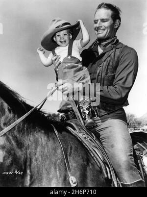 CHARLTON HESTON avec son fils FRASER HESTON, âgé d'un an, sur place, a fait du candial en Arizona pendant le tournage de TROIS PERSONNES VIOLENTES 1956 réalisateur RUDOLPH MATE / MATÉ costume design Edith Head Paramount Pictures Banque D'Images