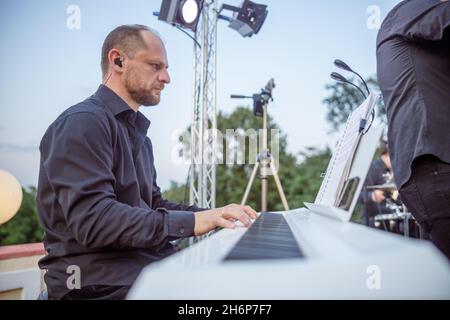 Homme barbu jouant du piano synthé dans la rue Banque D'Images